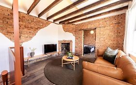 The Black Swan Inn On Barrack - Cbd Heritage Stay
